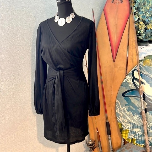 NWT,Solersun,Long-Sleeved,Wrapped Hip,Surplice Low-V Neckline, Black, Size M - Picture 9 of 13